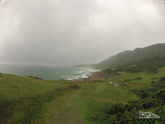 Dia de muita chuva na trilha entre a Guarda do Embaú e a praia da Pinheira, litoral sul de Santa Catarina